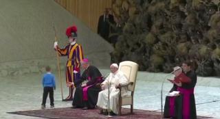 Un copil năzdrăvan a animat audienţa publică oficiată de Papa Francisc