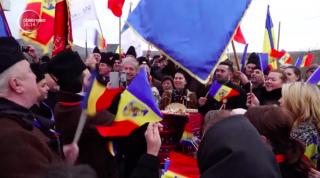 Un tânăr ploieștean ia la pas jumătate de ţară să ajungă în oraşul unde s-a strigat pentru prima dată "Unire"