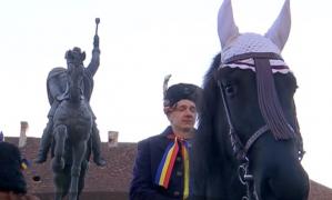 Moment impresionant la Alba Iulia! Un cal a îngenuncheat în faţa statuii lui Mihai Viteazul