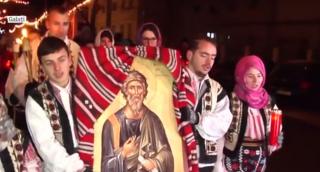 Pelerinaj de Sfântul Andrei. În ciuda gerului, zeci de gălăţeni au mers îmbrăcaţi în port popular, până la Catedrala din centrul oraşului