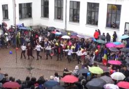 Sute de elevi de la liceele din ţară au marcat Marea Unire
