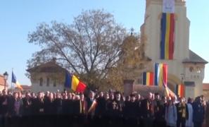 Drapelul naţional a fost arborat în piaţa Tricolorului din Alba Iulia