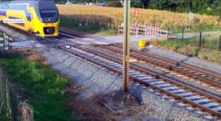 Un biciclist din Olanda şi-a văzut moartea cu ochii după ce a traversat o cale ferată chiar prin faţa unui tren (Video)