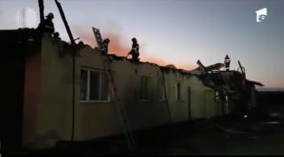 Un incendiu puternic a distrus în totalitate una din clădirile unei ferme din Buzău