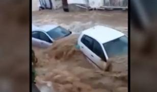 Ploile torenţiale şi inundaţiile au făcut ravagii în Turcia. Viitura a luat pe sus mai multe maşini