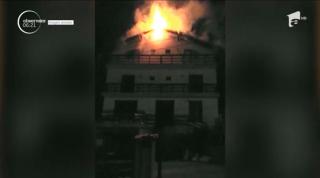 Incendiu puternic la o pensiune din Predeal. Trei autospeciale de pompieri s-au luptat cu flăcările