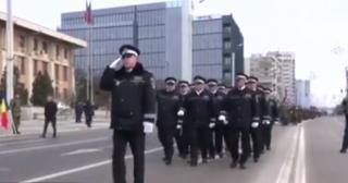 Agenţii de la Poliţia locală din Iaşi, defilare fără sincronizare de 1 Decembrie (Video)