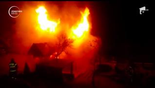 O cabană din lemn s-a făcut scrum la Bran. Pagubele sunt uriaşe