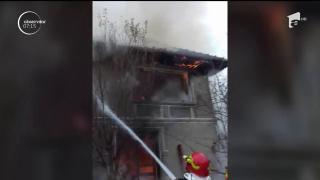 Un câine i-a uimit pe pompierii chemaţi să salveze casa stăpânilor din flăcări (Video)