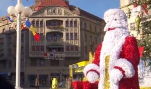 Cel mai controversat Moş Crăciun din România, în centrul Timişoarei. Puţini se opresc să-şi facă poze cu el
