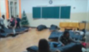 23 de elevi din Olt au dormit pe jos, într-o școală din Alba Iulia. Profesorul i-a ținut o zi și o noapte fără cazare și masă