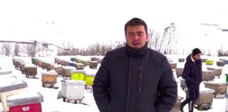 Un tânăr a lăsat medicina pentru a urma o meserie mai puţin căutată, cea de apicultor.