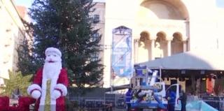 Brad italienesc și Moș Crăciun gigantic, în Piața Operei din Timișoara