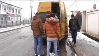 Elevi din Vâlcea, duși la școală în microbuze înghețate și ruginite