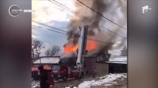 Incendiu puternic într-un local din judeţul Neamţ. O tânără de 18 ani se afla înăuntru când au izbucnit flăcările
