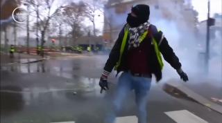 Președintele Franței renunță la scumpirea carburanților pentru 6 luni, după violențe