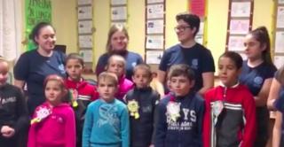 Moș Nicolae a venit mai devreme la Hațeg. Câţiva adolescenţi au au făcut o bucurie unor copii din vârf de munte