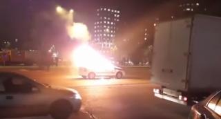 Un autoturism a fost curprins de flăcări în trafic, în Bucureşti (Video)