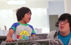 La doar şapte ani, un băiat din Statele Unite a devenit cel mai bogat vlogger din lume