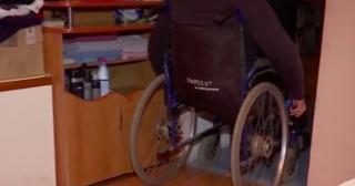 Însoţitorii persoanelor cu handicap nu şi-au primit salariul de patru luni. Oamenii cumpără mâncare şi medicamente pe datorie