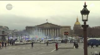 Se agravează criza din Paris. Sute de cadre medicale cu zeci de ambulanţe s-au alăturat protestelor