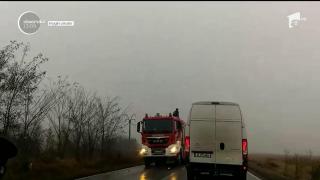 Pericol pe DN1B. O cisternă a început să piardă motorină, după ce a derapat şi s-a lovit de marginea drumului