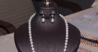 Perlele, un accesoriu mereu la modă. Pentru un singur colier este nevoie de foarte multă răbdare