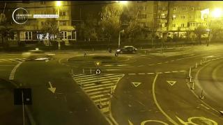 Un şofer beat a zburat peste un sens giratoriu din Cluj-Napoca (Video)