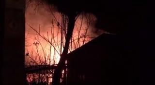 Incendiu puternic la o gospodărie din Gorj! Speriată, proprietara a făcut un atac de panică