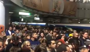 Aglomeraţie infernală la metrou, în seara de Moş Nicolae! Oamenii s-au călcat în picioare