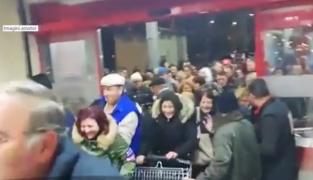 Cu gândul la carnea de porc de la reducere, sute de băimăreni au dat năvală la un supermarket (Video)