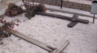 Scandal într-un cimitir din Dâmbovița, din cauza unei cruci. Polițiștii au tras cu arma