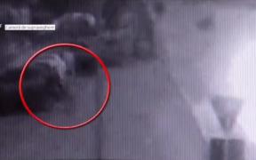 Mama înjunghiată pe o stradă din Motru cu copilul de mână, înregistrată pe camere (Video)