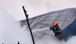 Incendiu violent în Bucureşti, din cauza unui coş de fum. Mai multe familii au rămas pe drumuri