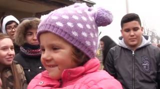 Familie nevoiașă din Dolj, abandonată de mamă, ajutată de elevi de clasa a 8-a