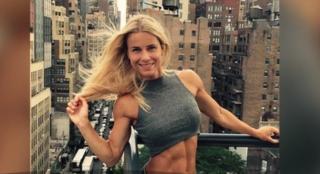 Cea mai frumoasa poliţistă din Germania, pusă să aleagă între uniformă și cariera de model