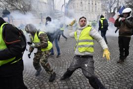 Sute de arestări la protestul vestelor galbene din Paris. Români, martori la confruntări