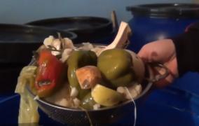 O familie din Maramureș face afacere din murături și dulcețuri