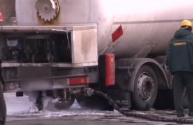 Panică pe Drumul Naţional 17! O cisternă cu 18 mii de litri de GPL a pierdut gazul pe drum