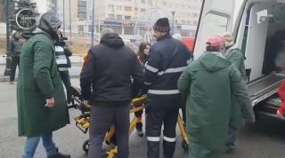 Un bărbat care împodobea Bradul de Crăciun din Drobeta a căzut de pe macara