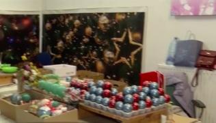 Sute de copii au vizitat fabrica de globuri din Pucioasa, ca să-i vadă pe spiriduşii lui Moş Crăciun