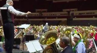 Record inedit stabilit de o orchestră simfonică din Kansas City. 835 de tube au cântat simultan colinde de Crăciun