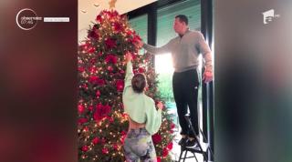 Jennifer Lopez este pregătită pentru sărbătorile de iarnă. Diva a împodobit bradul alături de partenerul său, Alex Rodriguez