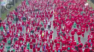 7000 de oameni îmbrăcaţi în Moş Crăciun au participat la o cursă de caritate pentru tratarea cancerului, la Madrid