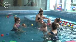 Program de înot special pentru bebeluşi, organizat la un bazin din Târgu Mureş