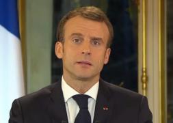 Preşedintele francez Emmanuel Macron a cedat în fața protestatarilor