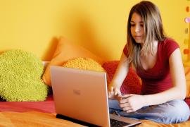 Românii se întâlnesc tot mai puţin cu amicii şi preferă comunicarea în mediul virtual