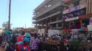 Doi alpinişti români au descoperit viaţa exotică şi plină de provocări, trăită de comunitatea de români din Uganda