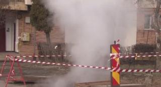Locuitorii din Bacău îngheaţă de frig în casă. O avarie la una dintre ţevile de căldură a lăsat tot oraşul fără căldură