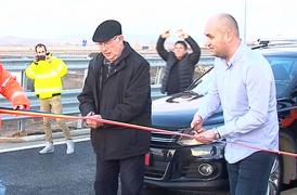 După amenințarea Vioricăi Dăncilă, drumarii s-au pus pe tăiat panglici la porțiuni de autostradă